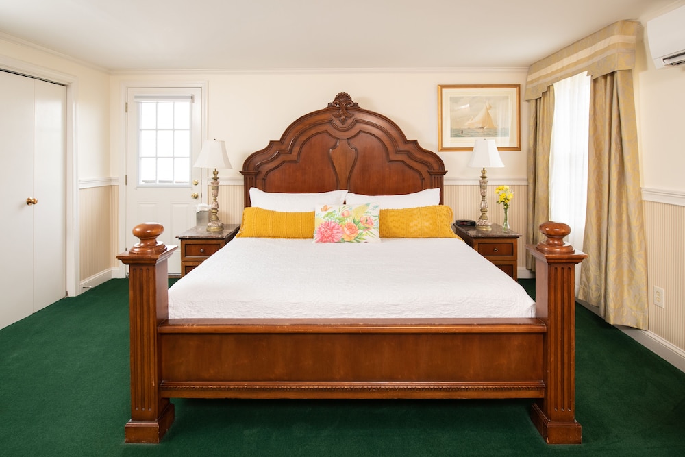 Traditional Apartment, 1 King Bed (No Pets)