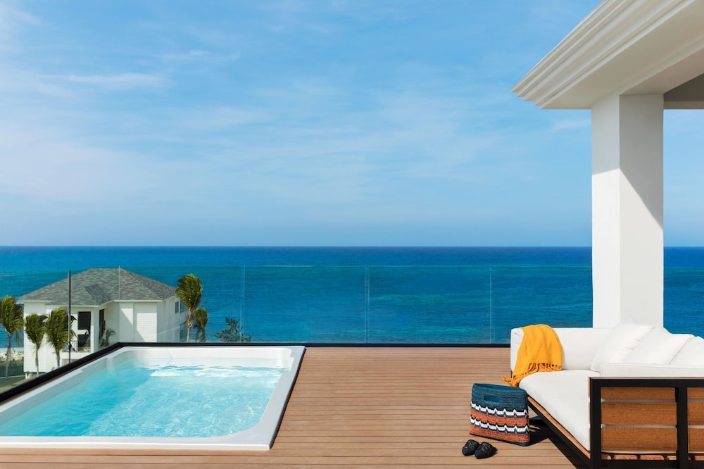 Imperial Suite Rooftop Terrace with Plunge Pool Ocean Front