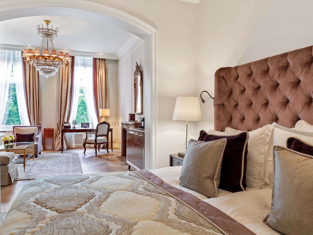 Junior Suite, 1 King Bed, Lake View (Combined living and sleeping area) photo 1