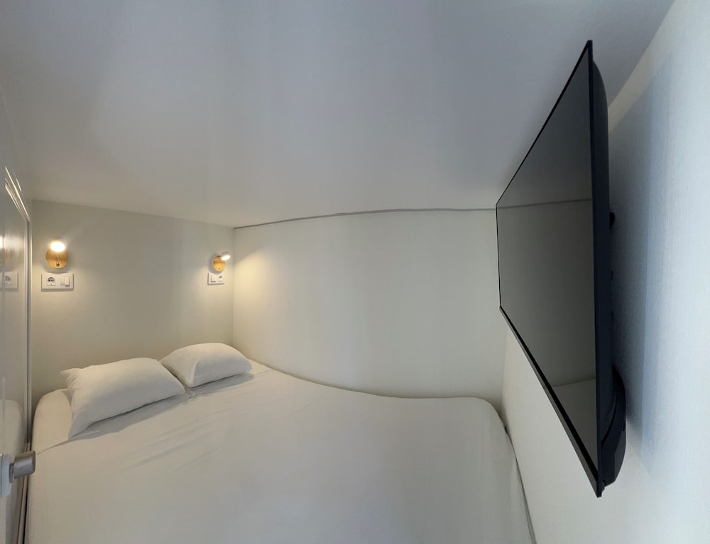 Single Capsule Room
