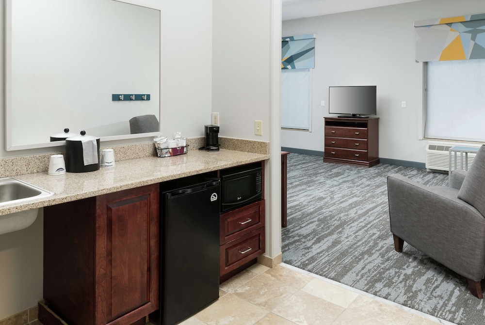 Suite, 1 King Bed, Accessible, Non Smoking - Photo 3