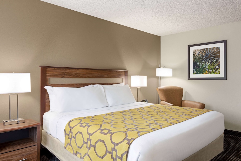 Studio Suite, 1 King Bed, Non Smoking - Photo 1