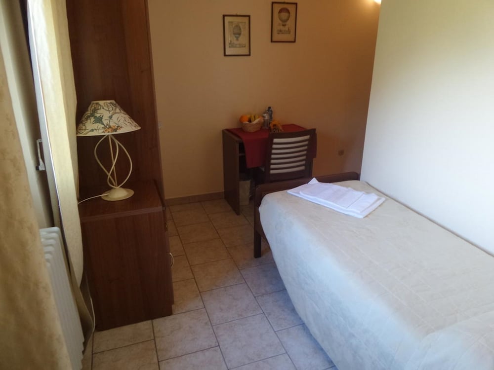 Basic Single Room, Lakeside photo 2