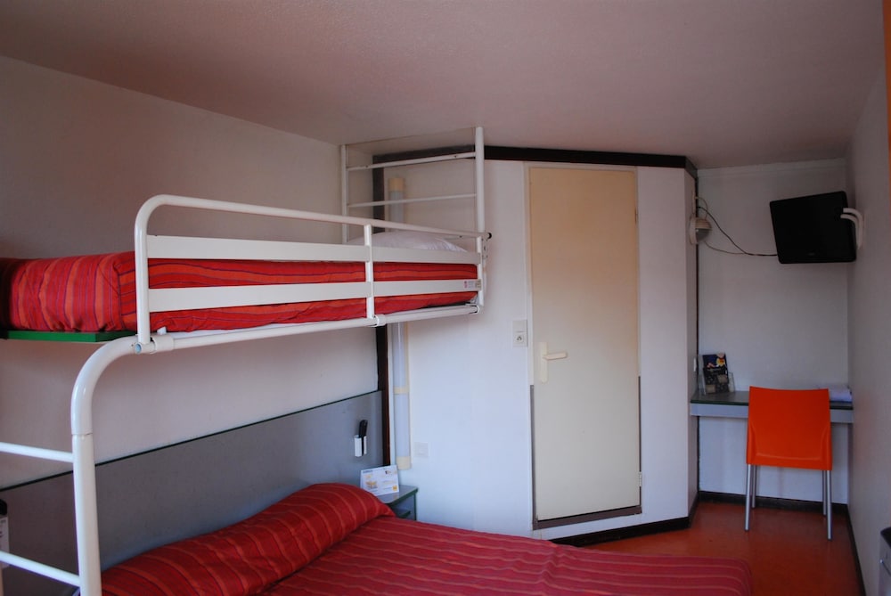 Standard Room, Multiple Beds (1 Double and 1 Single bed) photo 1