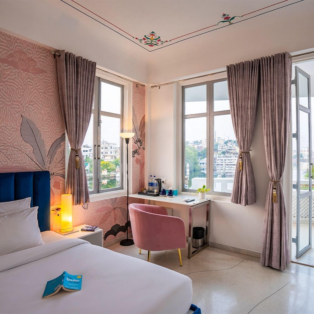 King Room with Balcony - Photo 11