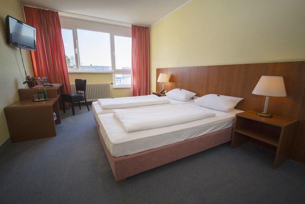 Standard Double Room, River View, Mountainside photo 2