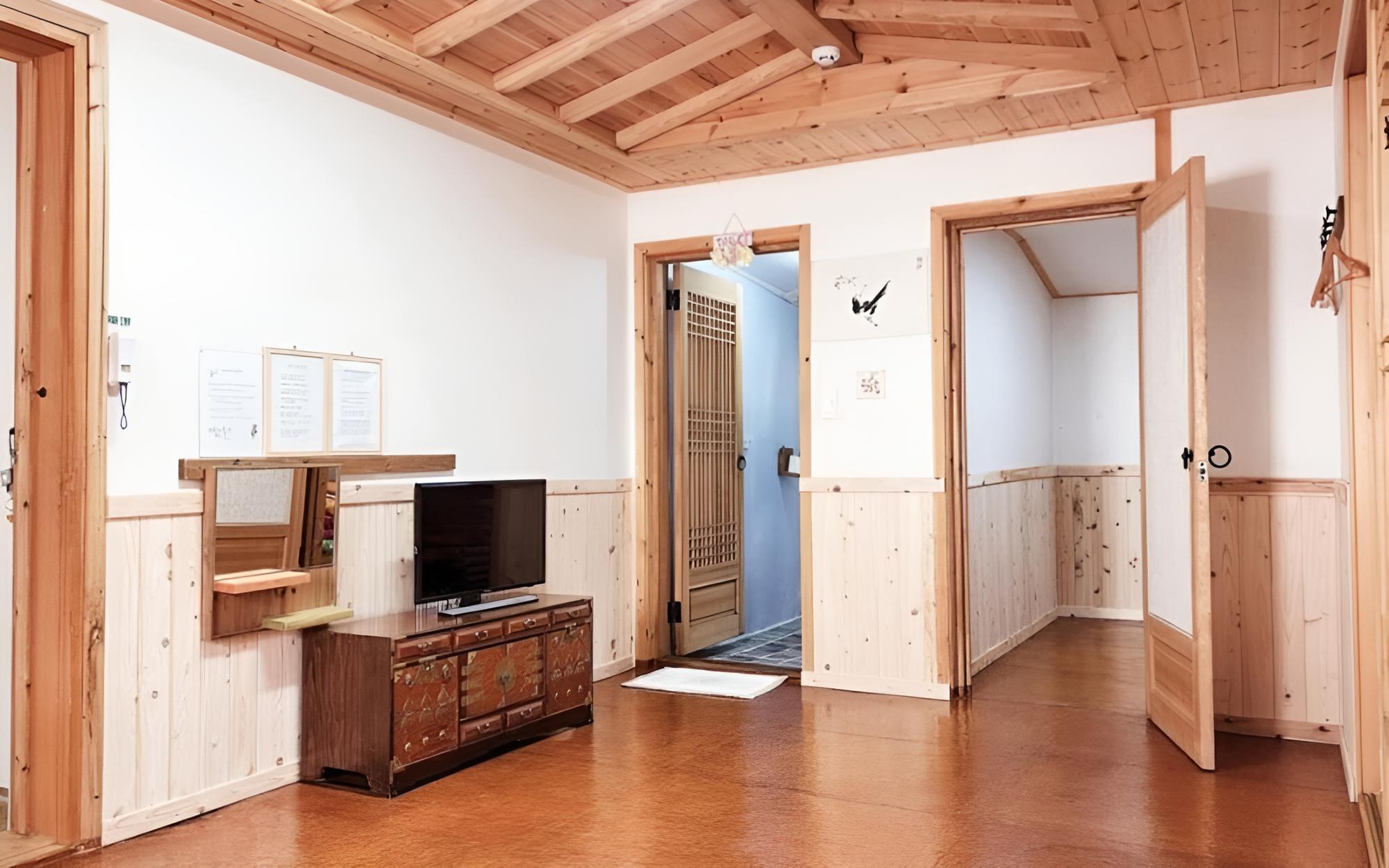 Room (Moon (Two Bedroom Special)) - Photo 4