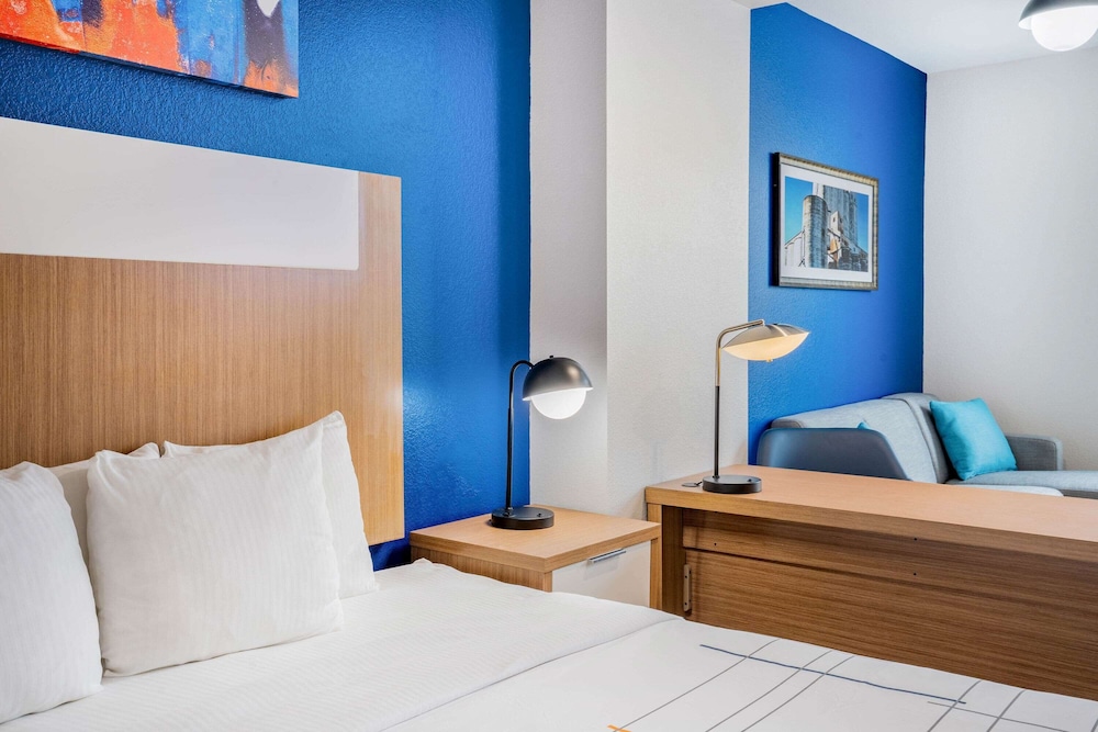 Room, 1 King Bed, Accessible, Non Smoking (Mobility) - Photo 1