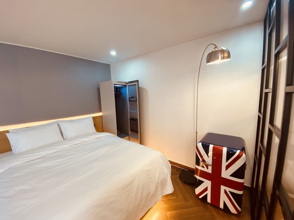 Suite - Photo 10