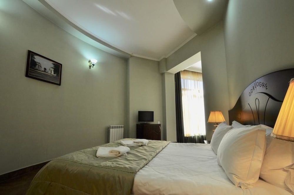 Classic Suite, 1 Queen Bed photo 3