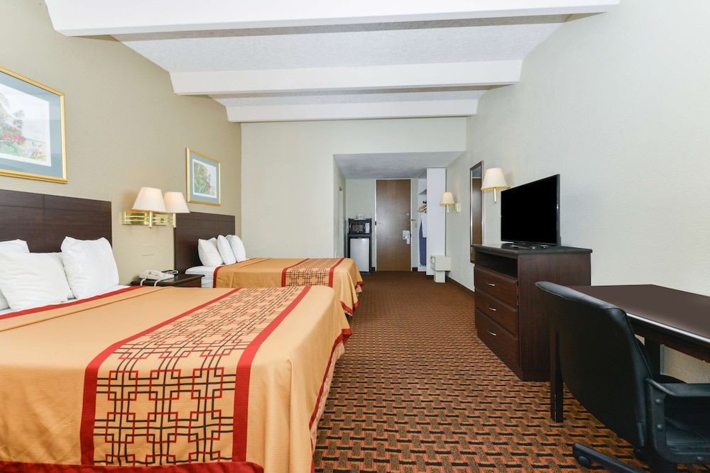 Room, 2 Double Beds, Non Smoking, Balcony - Photo 2