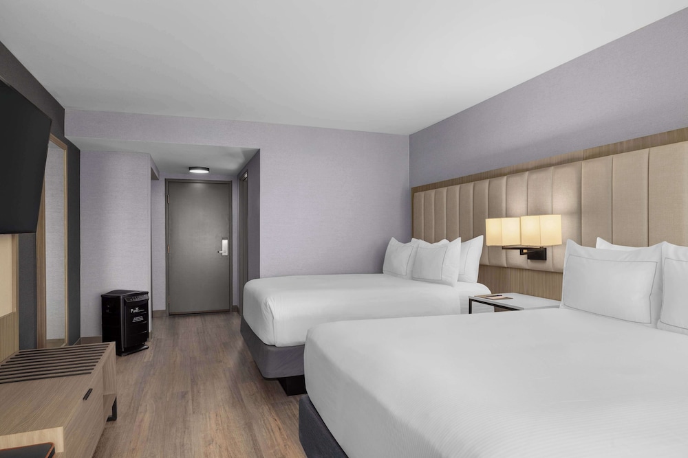 Room, 2 Queen Beds, Non Smoking (Roll-In Shower) - Photo 7