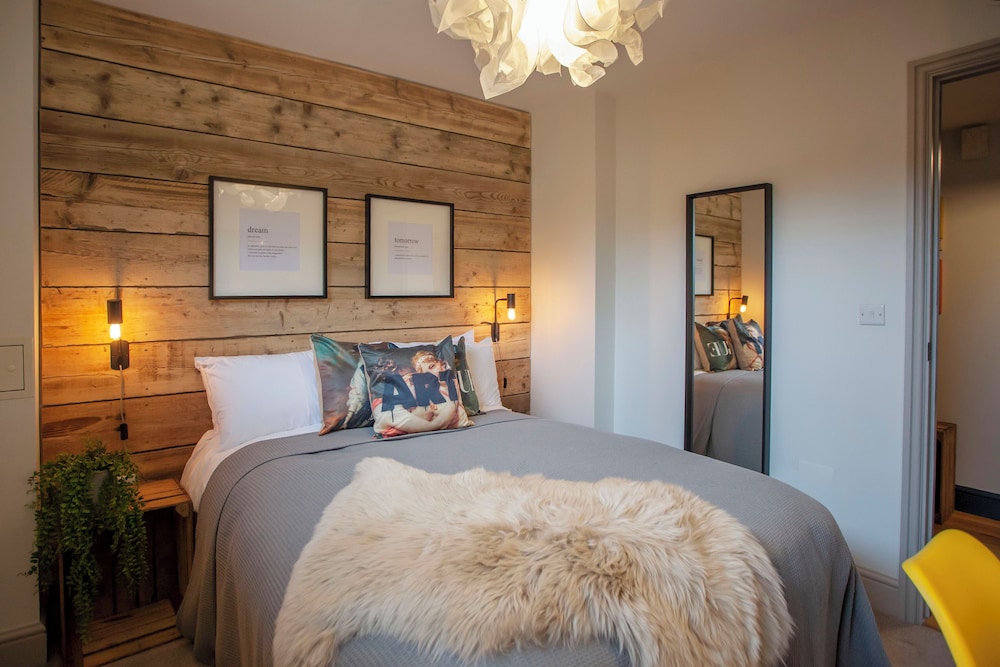 Cabot Mews 25