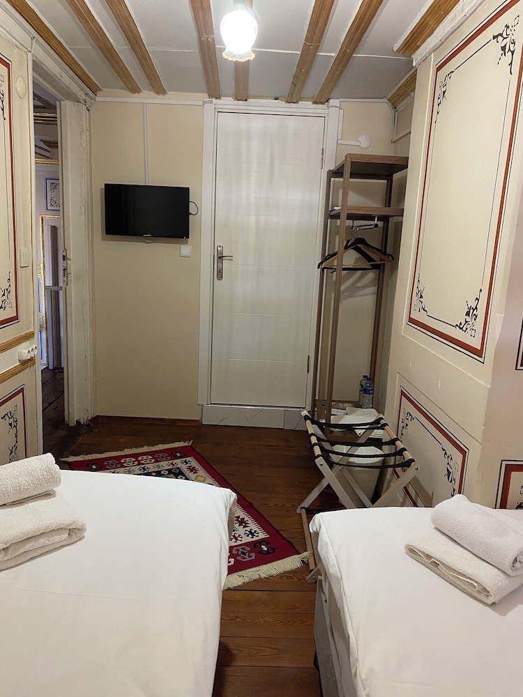 Economy Twin Room - Photo 2