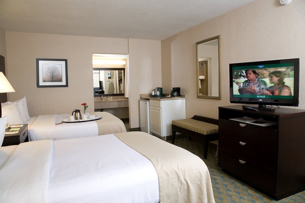 Room, 2 Queen Beds, Non Smoking - Photo 1
