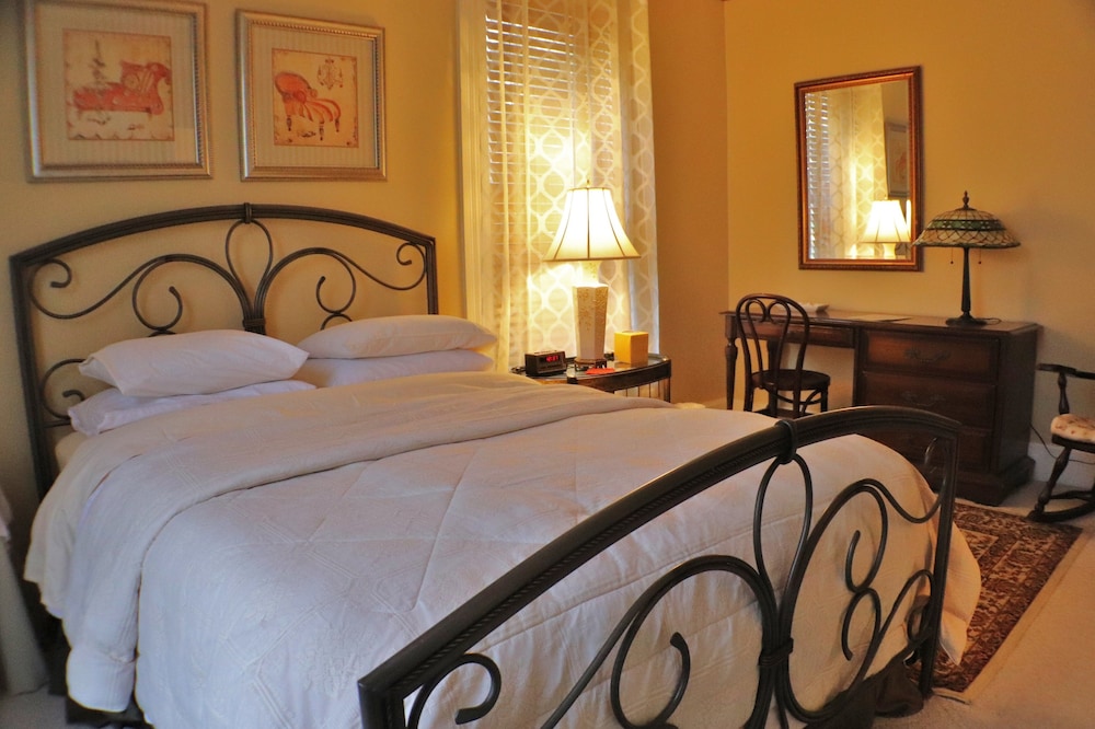 Classic Room, 1 King Bed, Non Smoking, Private Bathroom