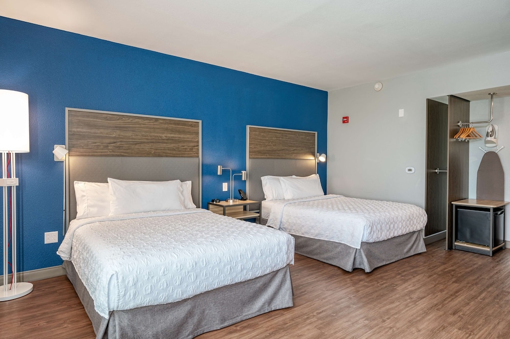 Room, 2 Queen Beds, Accessible, Bathtub - Photo 1