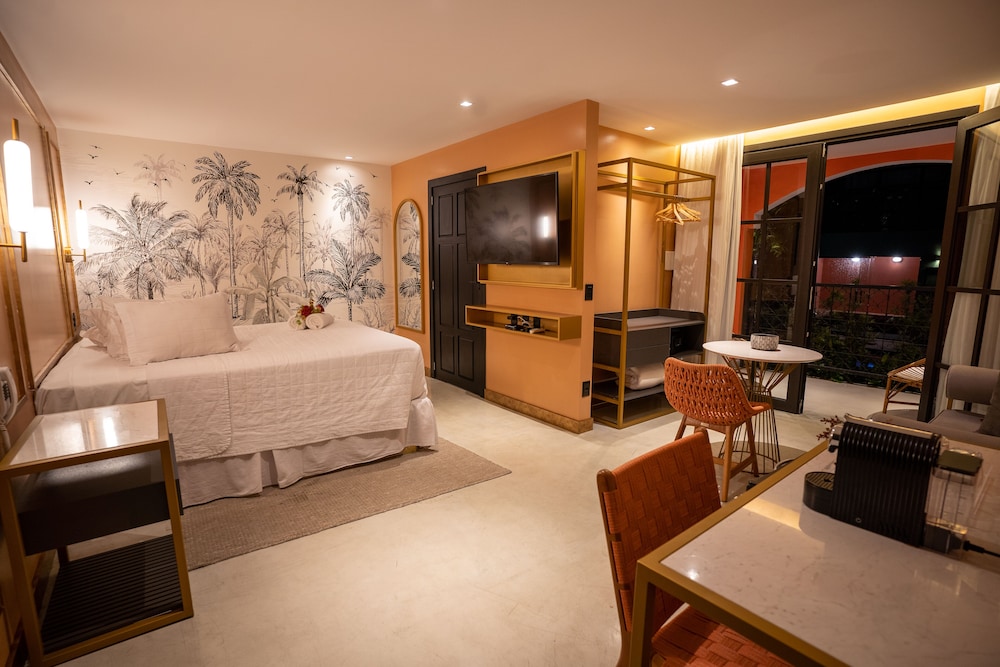 Master Suite, Pool View