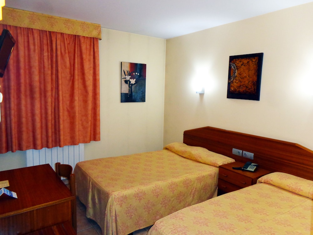 Double Room with 2 Single Beds photo 3