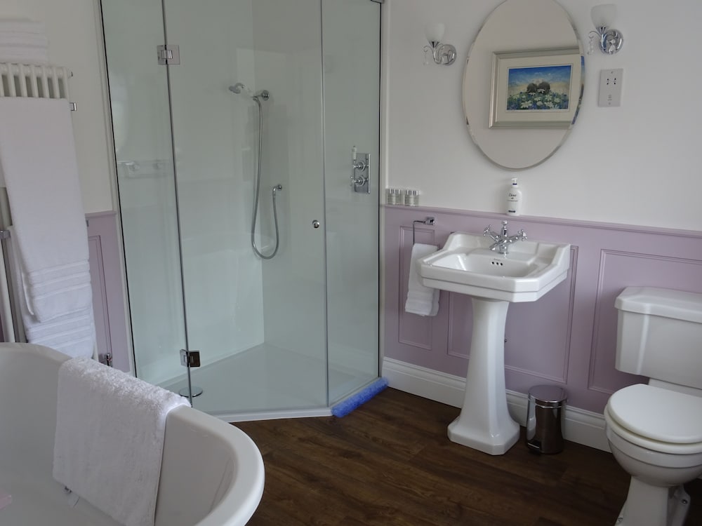 Deluxe Double Or Twin Room, 1 Bedroom, Bathtub photo 2