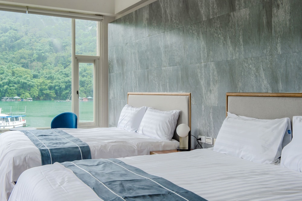 Superior Quadruple Room, Lake View - Photo 9