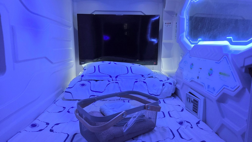 Mixed Single Capsule room, lower bed, Non-smoking photo 1