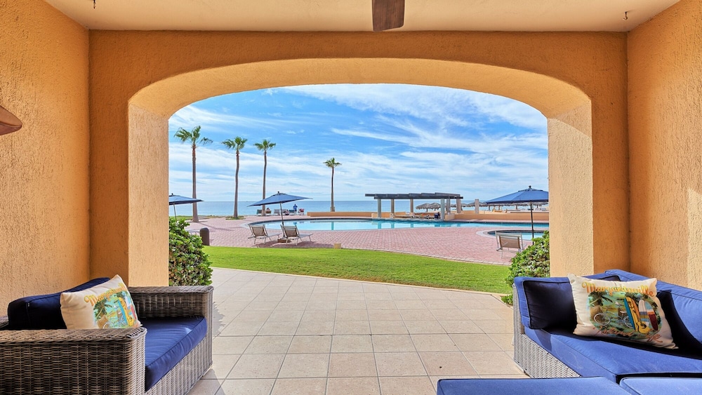 Deluxe Condo, 1 Bedroom, Ocean View, Beachfront