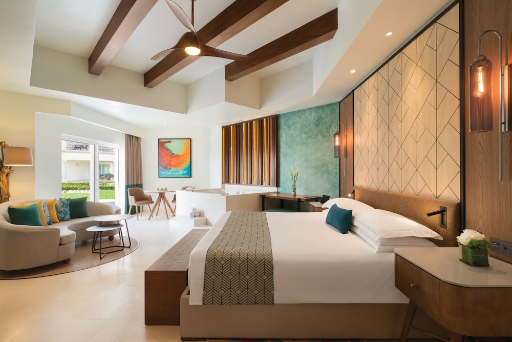 Junior Suite Swim-up - 1 King Bed