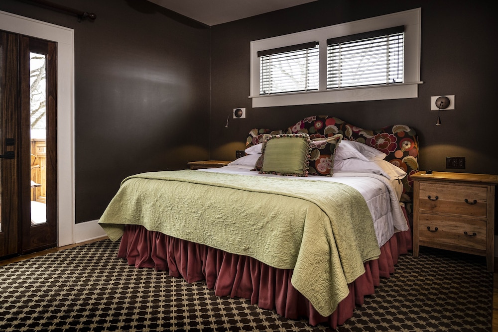 Comfort Room, 1 King Bed (Room 03)