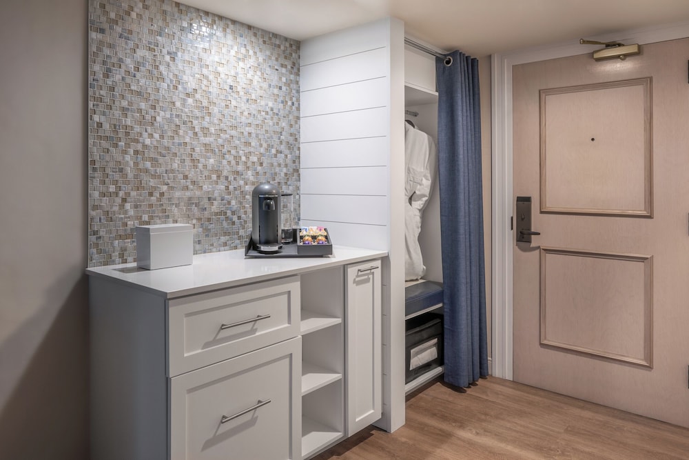 Studio Suite, 2 Queen Beds And Sofa Bed, Standard View