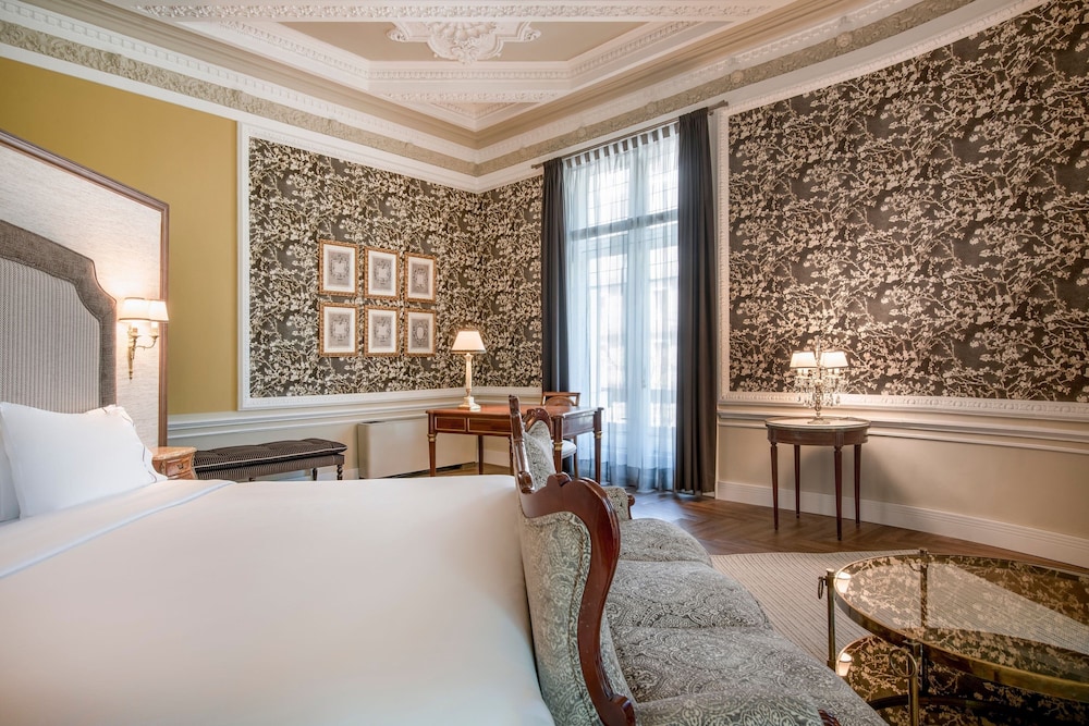 Suite, 1 King Bed, Park View (Corner, Fireplace) thumbnail 6