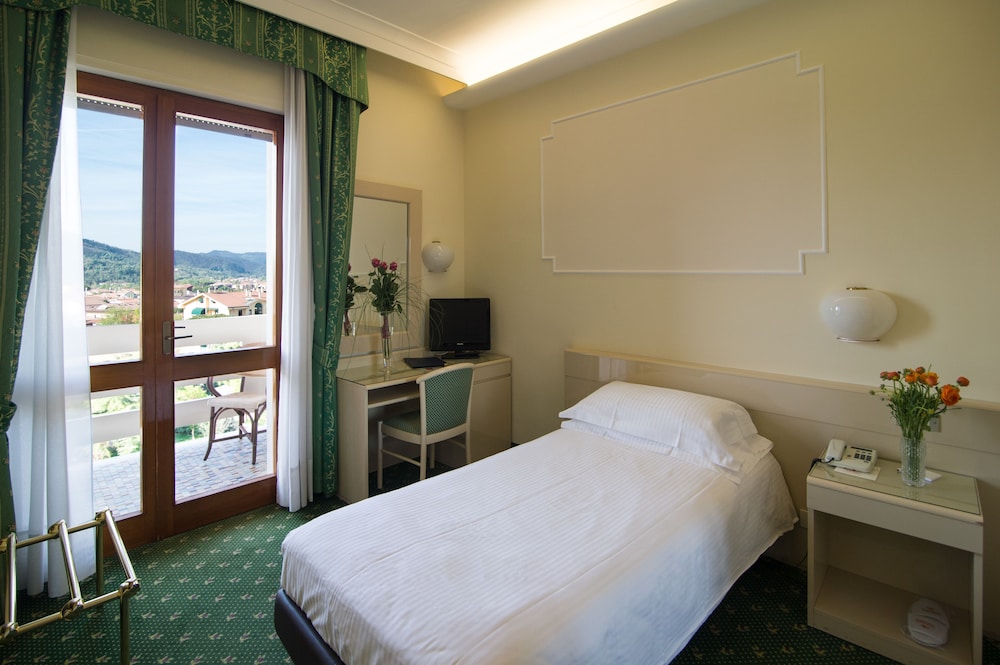 Basic Single Room photo 3