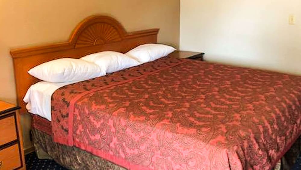Standard Room, 1 King Bed, Non Smoking - Photo 1