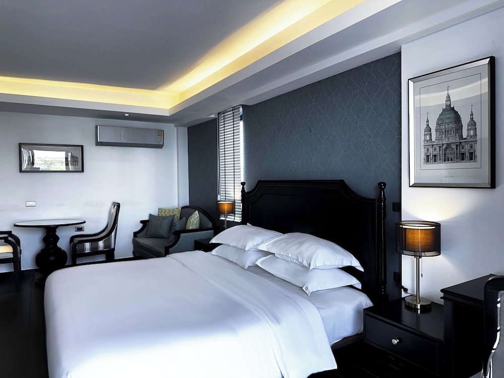Deluxe King Room - Photo 1