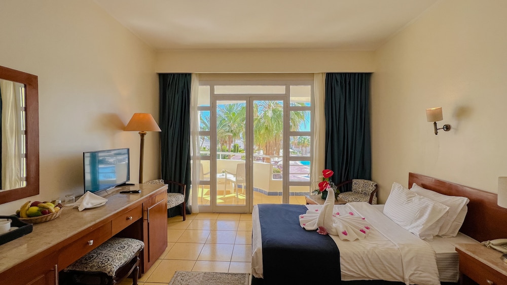 Superior Room, Pool View photo 3