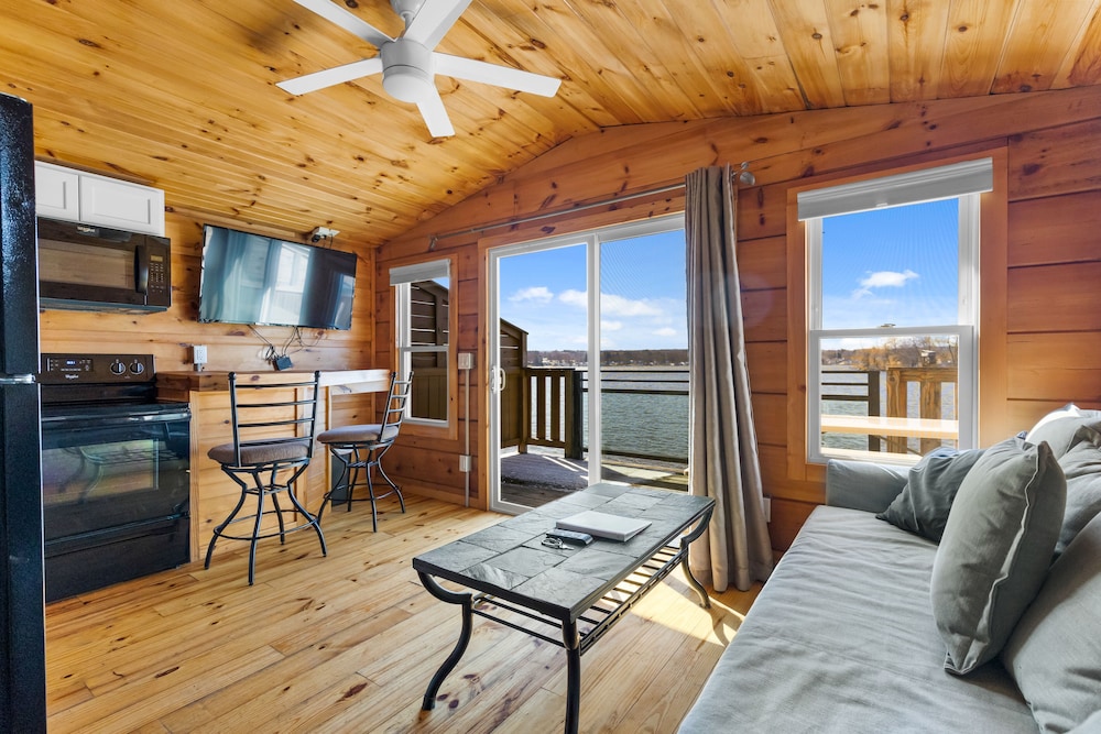 Premium Cabin, 1 Bedroom, Balcony, Lakeside photo 1
