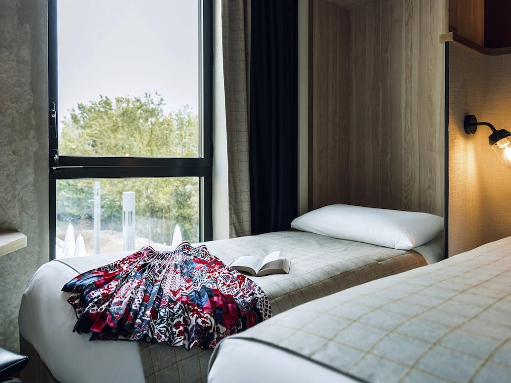 Standard Room (1 Double Bed and 2 Single Beds) - Photo 1