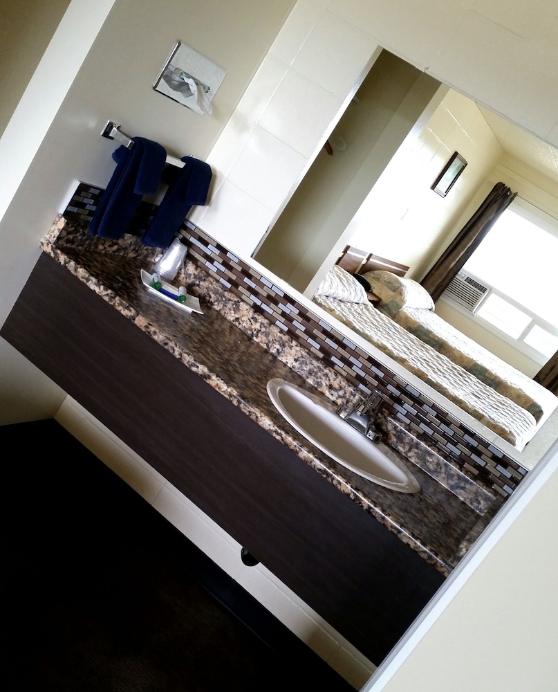 Deluxe Room, 1 Queen Bed photo 3