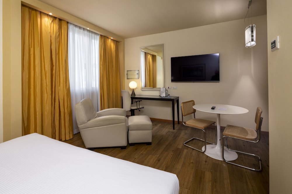 Suite, 1 King Bed (Living Area) - Photo 9