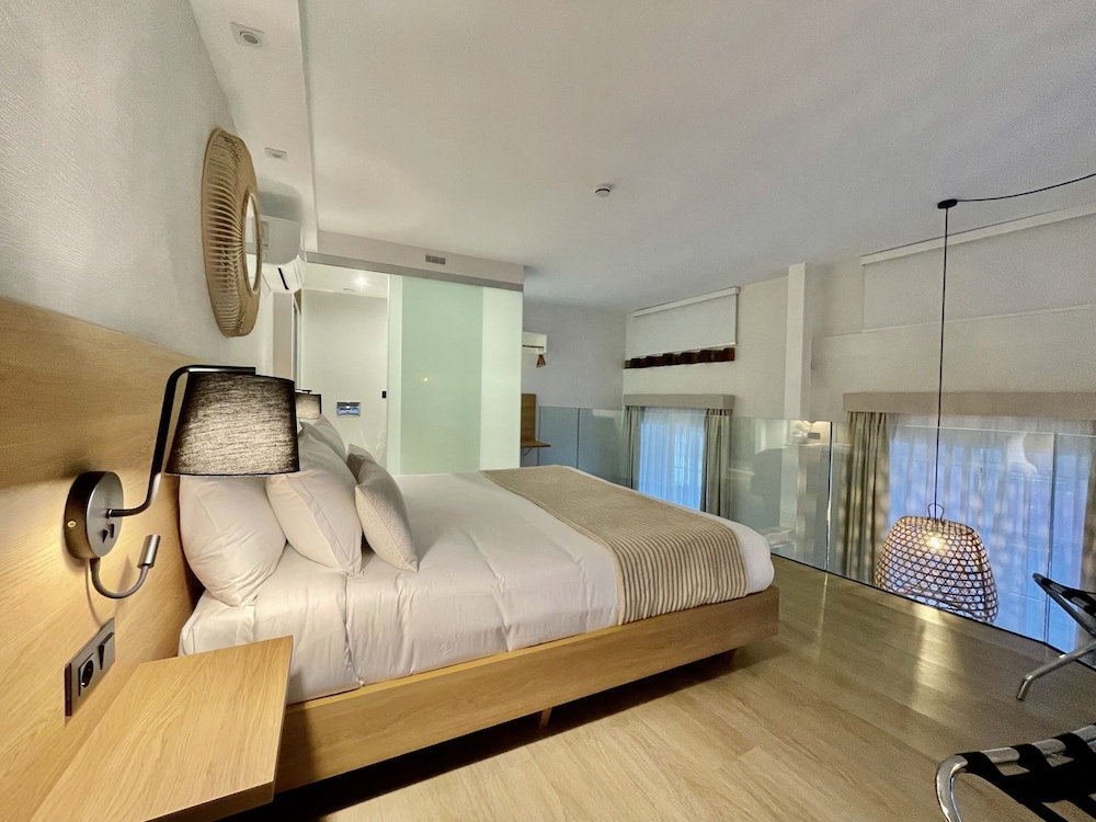 Loft Supreme Executive - Photo 3