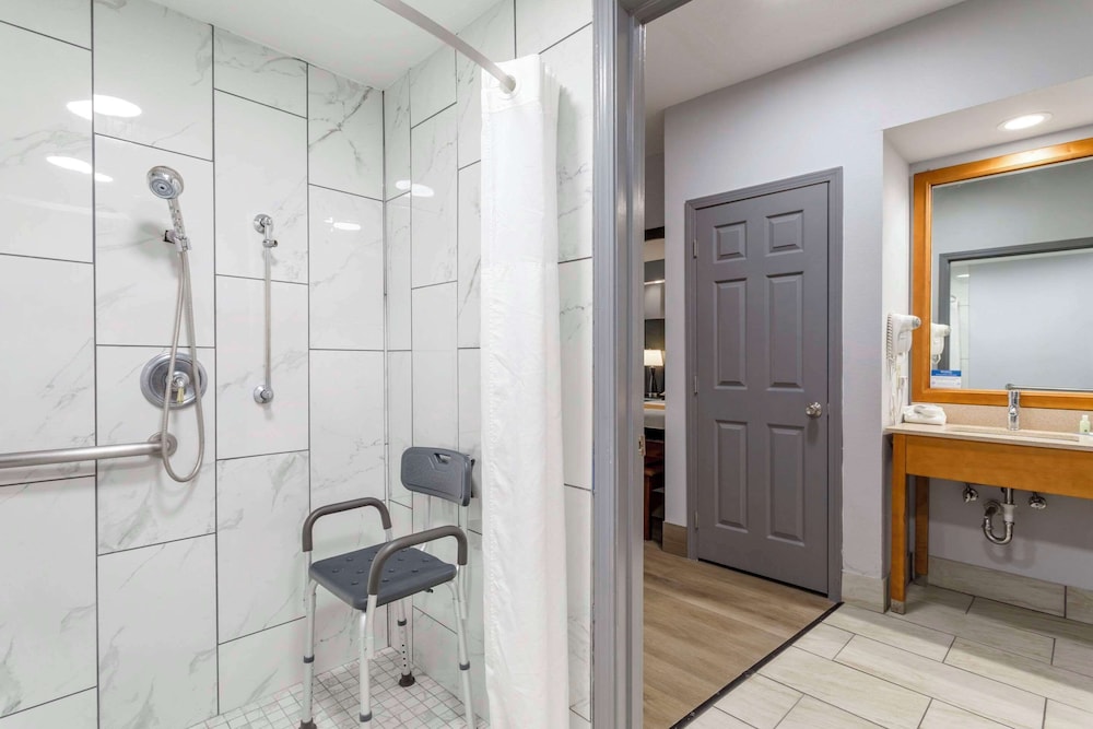 Room, 2 Double Beds, Accessible, Non Smoking (Roll-In Shower) - Photo 4