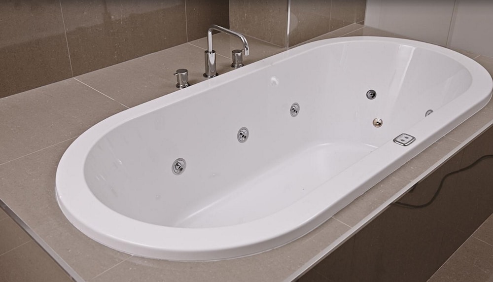 Luxury Suite, 1 King Bed, Jetted Tub photo 3