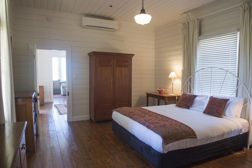 Comfort Suite, 1 King Bed, Refrigerator & Microwave, Hill View photo 1