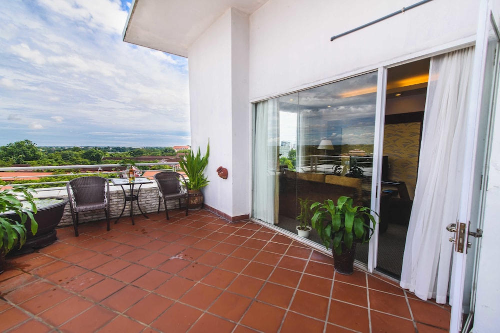 Deluxe Room, City View - Photo 6