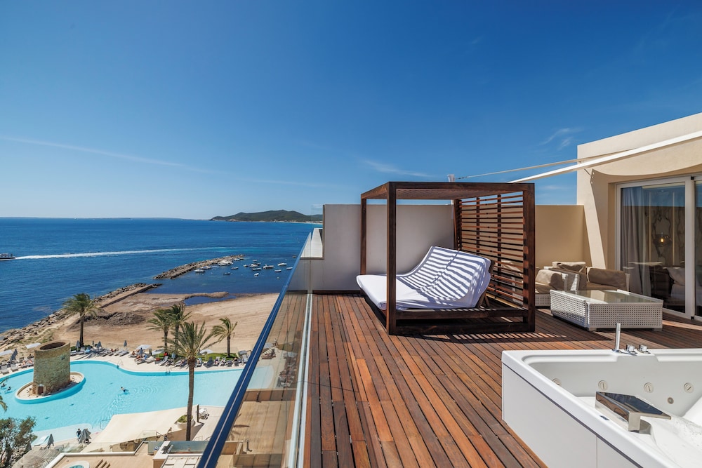 Panoramic Penthouse, Jetted Tub, Sea View (Suite) - Photo 5