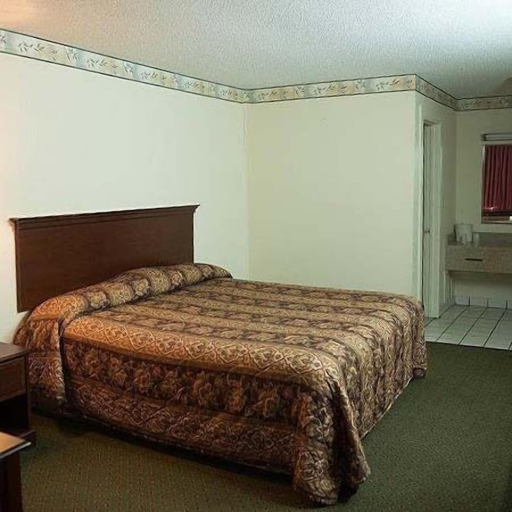 Deluxe Room, 1 King Bed photo 1
