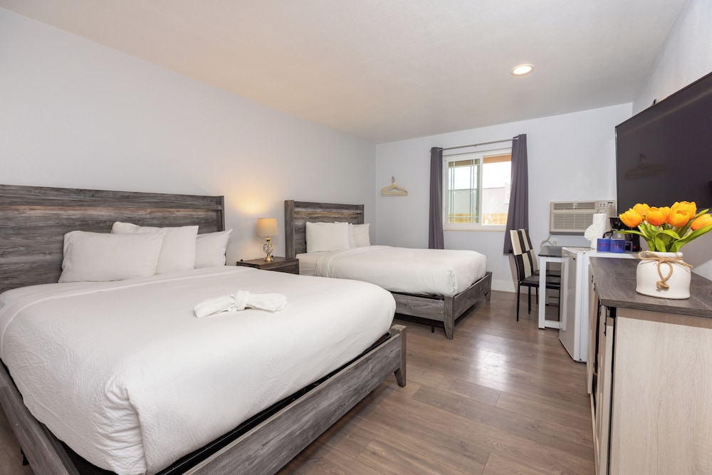 Comfort Room, 2 Queen Beds, Non Smoking photo 3