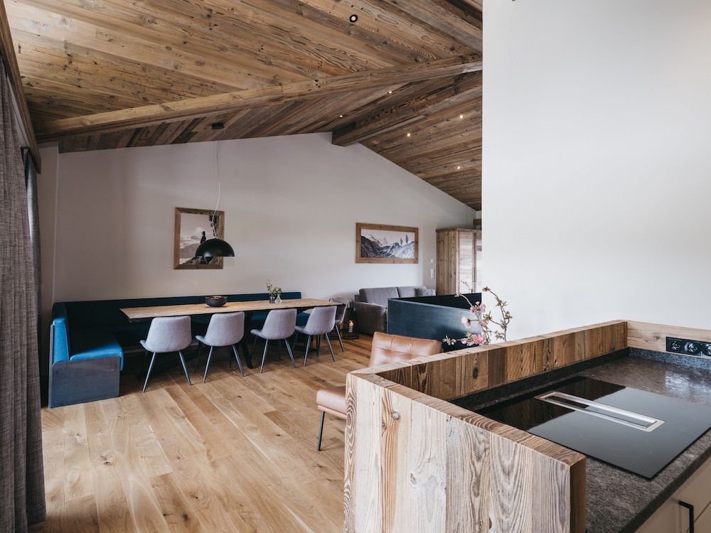 Luxury Apartment, Balcony, Mountain View