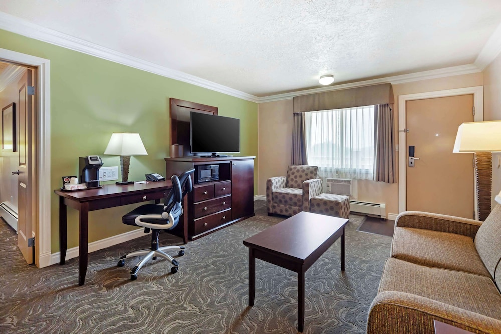 Suite, 1 Queen Bed, Non Smoking, Refrigerator & Microwave (No Pets in room type)