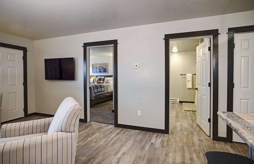Suite, Multiple Beds, Non Smoking (Upgrade) - Photo 6